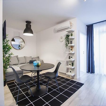 Trendy Apartment Near City Center Орадя Екстер'єр фото