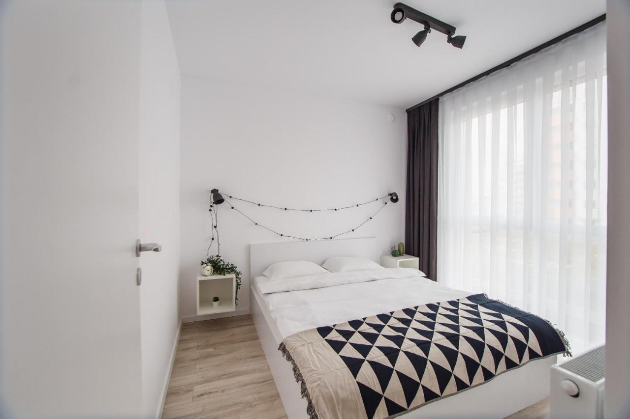 Trendy Apartment Near City Center Орадя Екстер'єр фото